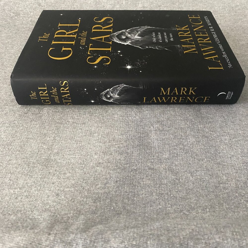 Illumicrate Edition Signed Sprayed Edge The Girl And The Stars By Mark Lawrence - Picture 5 of 15